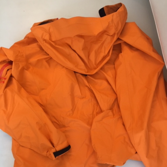 2 coats - Arc'teryx Orange Goretex &Black Down NEW - WOMENS - Picture 3 of 6
